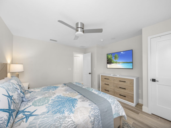 Intimate 4 unit beachfront complex